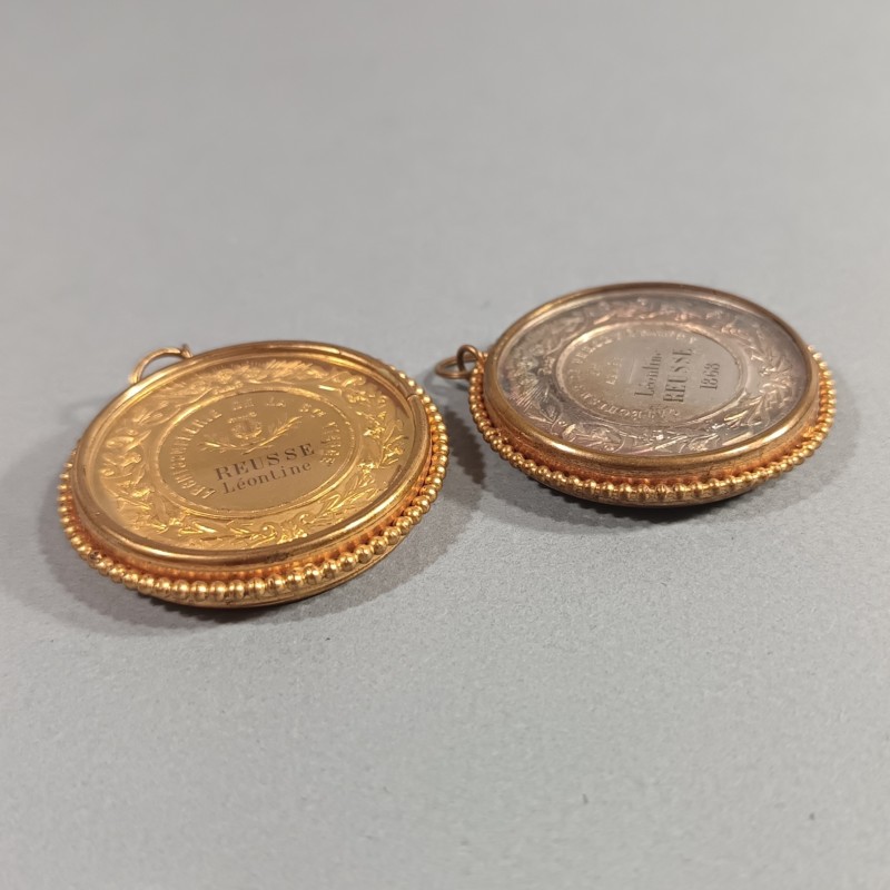 COFFRET DE 2 MEDAILLES CLASSE OR ET ARGENT PAROISSE ST BERNARD DIOCESE DE PARIS ATTRIBUEES EN 1868 SECOND EMPIRE
